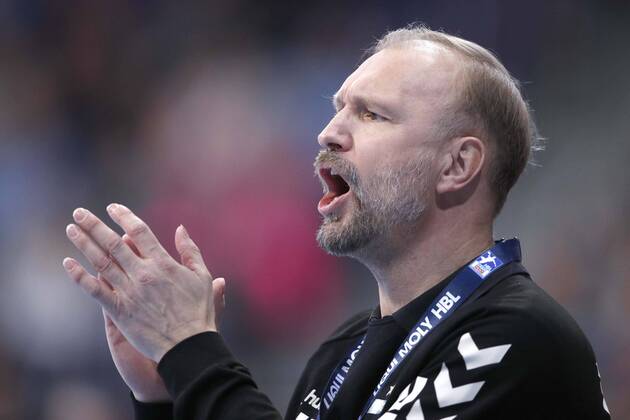 08 03 2020, TUI Arena, Hannover, League game, 1 Bundesliga, TSV Hannover Burgdorf vs Frisch Auf Goeppingen, in the picture Hartmut Mayerhoffer coach, Goeppingen applauds TSV Hannover Burgdorf vs Frisch Auf Goeppingen