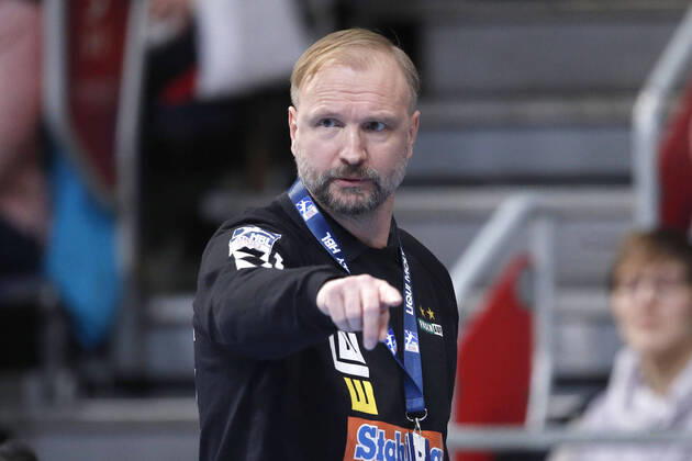 08 03 2020, TUI Arena, Hanover, league match, 1 Bundesliga, TSV Hanover Burgdorf vs Frisch Auf Goeppingen, in the picture Hartmut Mayerhoffer coach, Goeppingen gives signs TSV Hanover Burgdorf vs Frisch Auf Goeppingen
