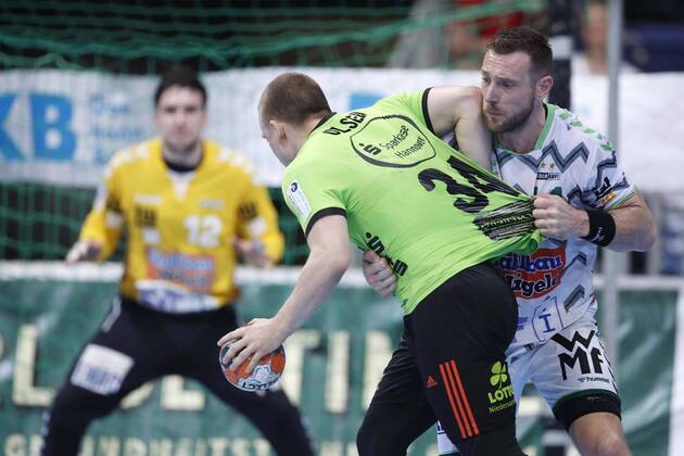 08 03 2020, TUI Arena, Hanover, League match, 1 Bundesliga, TSV Hanover Burgdorf vs Frisch Auf Goeppingen, in the picture Morten Olsen 34, Han Burgdorf in duel with Jakob Bagersted 14, Goeppingen TSV Hanover Burgdorf vs Frisch Auf Goeppingen