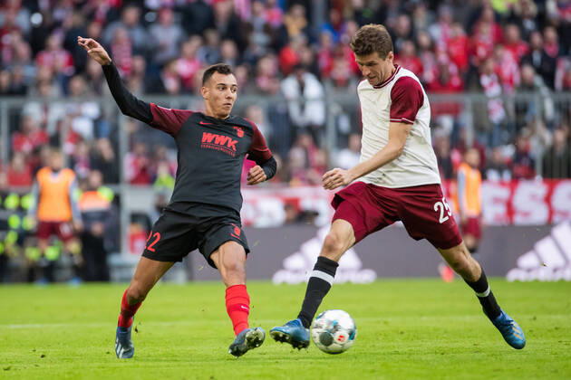 Football Bundesliga, 25 Matchday, FC Bayern Munich 1 FC Augsburg Iago l FC Augsburg in action against Thomas Mueller r FC Bayern Munich DFL regulations prohibit any use of photographs as image sequences and or quasi video GER, Football, Bundesliga, FC Bayern Munich 1 FC Augsburg, 08 03 2020 Munich Copyright: xTomxWellerx xEibner-Pressefotox EP_eer