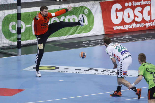 08 03 2020, TUI Arena, Hanover, League game, 1 Bundesliga, TSV Hanover Burgdorf vs Frisch Auf Goeppingen, in the picture Urban Lesjak 90, Han Burgdorf cant defend the seven-meter of Marcel Schiller 24, Goeppingen TSV Hanover Burgdorf vs Frisch Auf Goeppingen