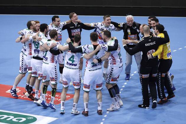 08 03 2020, TUI Arena, Hannover, league match, 1 Bundesliga, TSV Hannover Burgdorf vs Frisch Auf Goeppingen, in picture The team of TSV Hannover Burgdorf cheers after the win against Hannover TSV Hannover Burgdorf vs Frisch Auf Goeppingen