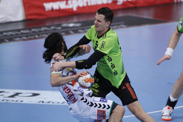 08 03 2020, TUI Arena, Hanover, League match, 1 Bundesliga, TSV Hanover Burgdorf vs Frisch Auf Goeppingen, in the picture Pouya Norouzinezhad 77, Goeppingen in duel with Hannes Feise 56, Han Burgdorf TSV Hanover Burgdorf vs Frisch Auf Goeppingen