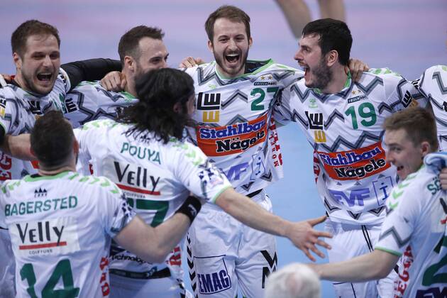 08 03 2020, TUI Arena, Hannover, league match, 1 Bundesliga, TSV Hannover Burgdorf vs Frisch Auf Goeppingen, in picture The team of TSV Hannover Burgdorf cheers after the win against Hannover TSV Hannover Burgdorf vs Frisch Auf Goeppingen