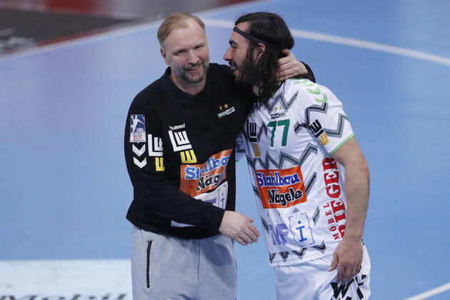 08 03 2020, TUI Arena, Hannover, League game, 1 Bundesliga, TSV Hannover Burgdorf vs Frisch Auf Goeppingen, in the picture Hartmut Mayerhoffer coach, Goeppingen and Pouya Norouzinezhad 77, Goeppingen cheer after the win against Hannover TSV Hannover Burgdorf vs Frisch Auf Goeppingen