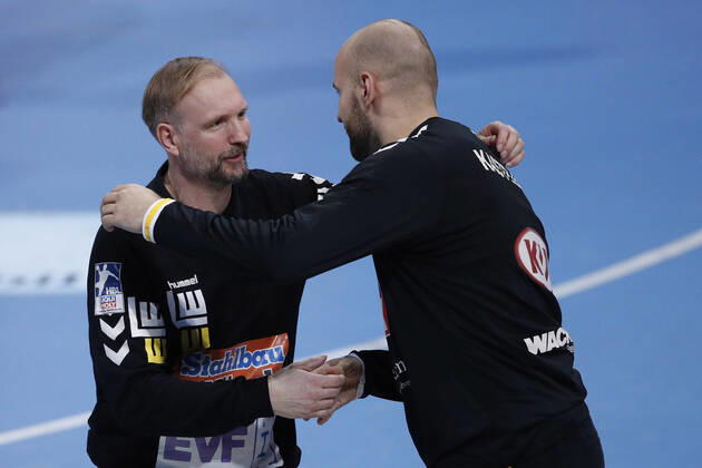 08 03 2020, TUI Arena, Hannover, League game, 1 Bundesliga, TSV Hannover Burgdorf vs Frisch Auf Goeppingen, in the picture Hartmut Mayerhoffer coach, Goeppingen and Urh Kastelic 99, Goeppingen cheer after the win against Hannover TSV Hannover Burgdorf vs Frisch Auf Goeppingen