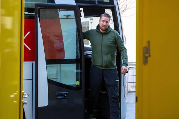 Team manager Oliver Roggisch leaves the team bus DHB training course in preparation for the international match against the Netherlands in the Ballhaus Arena Aschaffenburg Copyright xVIADATAx xHolgerxJohnx Aschersleben Sachsen Anhalt Germany