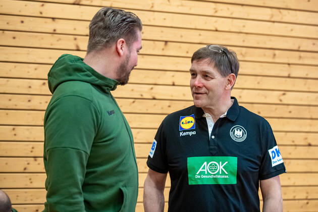 Team manager Oliver Roggisch in conversation with national coach Alfred Gislason DHB Course in preparation for the international match against the Netherlands in the Ballhaus Arena Aschaffenburg Copyright xVIADATAx xHolgerxJohnx Aschersleben Sachsen Anhalt Germany