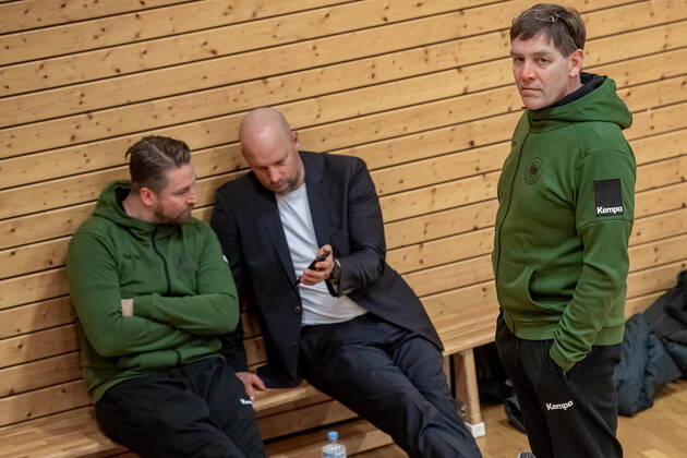 Team manager Oliver Roggisch and DHB board member Axel Kromer talking to national coach Alfred Gislason DHB course in preparation for the international match against the Netherlands in the Ballhaus Arena Aschaffenburg Copyright xVIADATAx xHolgerxJohnx Aschersleben Sachsen Anhalt Germany