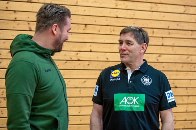 Team manager Oliver Roggisch in conversation with national coach Alfred Gislason DHB Course in preparation for the international match against the Netherlands in the Ballhaus Arena Aschaffenburg Copyright xVIADATAx xHolgerxJohnx Aschersleben Sachsen Anhalt Germany