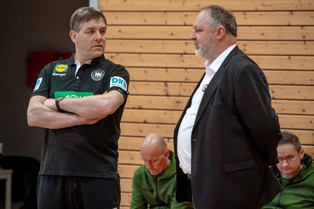 DHB President, holder of the Order of Merit of the Federal Republic of Germany and Lord Mayor of the City of Aschersleben Andreas Michelmann in conversation with national coach Alfred Gislason DHB course in preparation for the international match against the Netherlands in the Ballhaus Arena Aschaffenburg Copyright xVIADATAx xHolgerxJohnx Aschersleben Sachsen Anhalt Germany