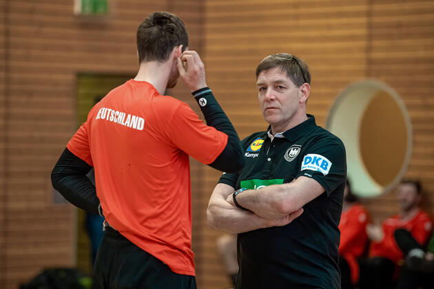 National coach Alfred Gislason in one-on-one talks with the players DHB course in preparation for the international match against the Netherlands in the Ballhaus Arena Aschaffenburg Copyright xVIADATAx xHolgerxJohnx Aschersleben Sachsen Anhalt Germany