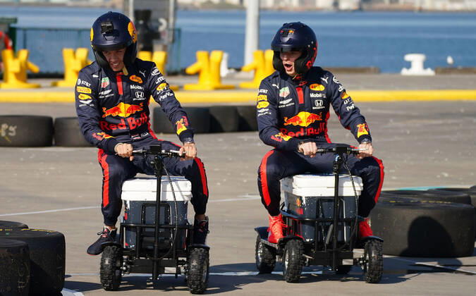 Bilder des Jahres 2020, Sport 03 März Sport Themen der Woche KW11 Sport Bilder des Tages F1 GRAND PRIX MEDIA OPPS, Max Verstappen (right) of the Netherlands and Red Bull Racing rides on a motorised cooler with Alexander Albon of Thailand and Red Bull Racing during the Aston Martin Red Bull Racing Cooler Runnings event ahead of the F1 Grand Prix of Australia at Station Pier in Melbourne, Wednesday, March 11, 2020. ( NO ARCHIVING, EDITORIAL USE ONLY, NO USE IN BOOKS WITHOUT CONSENT MELBOURNE VIC AUSTRALIA  Copyright: xSCOTTxBARBOURx 97781852st
