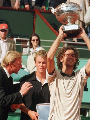 000611 Tennis, French Open Gustavo Kuerten of Brazil celebrates with the trophy after winning the final against Magnus Norman of Sweden in the French Open on June 11, 2000 in Paris, France BILDBYRAN,  Copyright: ARNExFORSELL 000611AF006