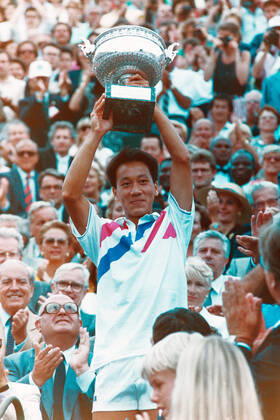 890611 Tennis, French Open Michael Chang of USA celebrates with the trophy after the final against Stefan Edberg of Sweden in the French Open final on June 11, 1989 in Paris, France BILDBYRAN,  Copyright: BILDBYRAN 890611004