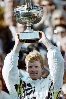 910609 Tennis, French Open Jim Courier of USA celebrates with the trophy after winning the final against Andre Agassi of USA in the French Open on June 9, 1991 in Paris, France BILDBYRAN,  Copyright: BILDBYRAN 910609086