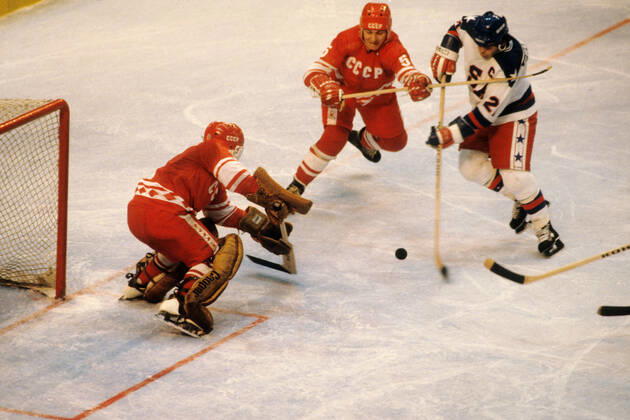 Ice hockey, Eishockey Mike Eruzione(USA) scoring the winning against the Soviet Union (Russians) to put Team USA in the finals at the 1980 Olympic Winter games, Winterspiele,Spiele, Summer games Lake Placid New York USA Copyright: xPaulxJxSutton DUOMO PCNx IH0101 053334