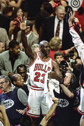 Basketball Michael Jordan Michael Jordan and the Chicago Bulls defeat the Utah Jazz winning the 1997 NBA, Basketball Herren, USA Finals Chicago United Center Illinois United States Copyright: xDUOMO PCNx BK0803_107016