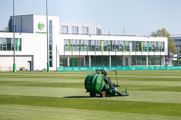 22 04 2020, xtgx, Consequences of the Corona Virus in Wolfsburg, the turf of the VfL Wolfsburg training ground is mowed The club prepares for the continuation of the Bundesliga season with non-public training sessions