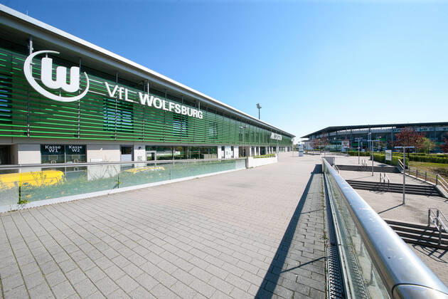 22 04 2020, xtgx, Episodes of the Corona Virus in Wolfsburg, AOK Stadium of VfL Wolfsburg, in the background the Volkswagen Arena, where the first team in the Bundesliga is playing Both the Regionalliga Nord, where VfLs U23 team is playing, and the Flyeralarm Frauen Bundesliga are currently taking a break Wolfsburg
