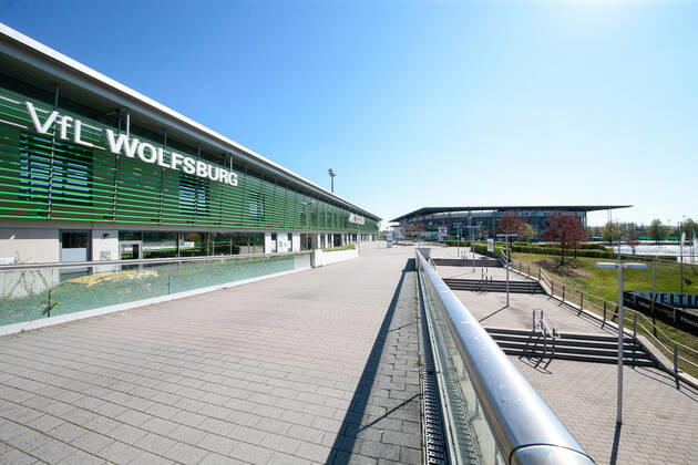 22 04 2020, xtgx, Episodes of the Corona Virus in Wolfsburg, AOK Stadium of VfL Wolfsburg, in the background the Volkswagen Arena, where the first team in the Bundesliga is playing Both the Regionalliga Nord, where VfLs U23 team is playing, and the Flyeralarm Frauen Bundesliga are currently taking a break Wolfsburg