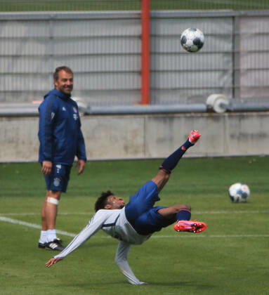 01 05 2020, FCB Training, Saebenerstrasse Munich, Soccer, in the picture Hansi Flick FCB is happy about Kingsley Coman FCB pulling back