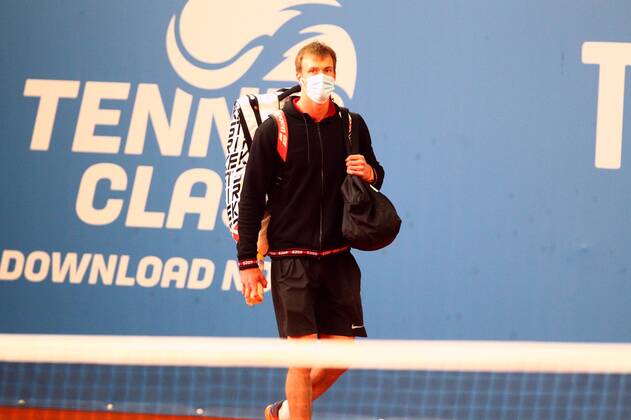 Jan Choinski enters the court at the Tennis Exhibition Series in Hoehr Grenzhausen with a face mask Tennis Exhibition Series in Hoehr Grenzhausen Tennis Exhibition Series in Hoehr Grenzhausen Tennis Exhibition Series in Hoehr Grenzhausen Copyright: xWeissx Eibner-Pressefotox EP_rws