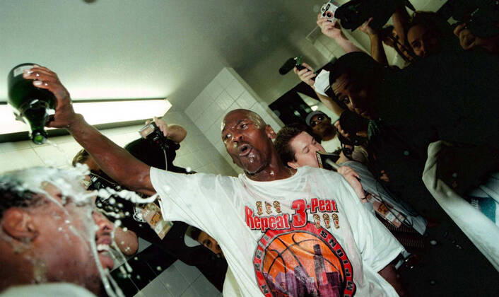 June 14, 1998, USA: Michael Jordan pours bubbly on Dennis Rodman inside the locker room after winning the NBA, Basketball Herren, USA title on June 14, 1998. USA - ZUMAm67_ 19980614_zaf_m67_003 Copyright: xCharlesxCherneyx
