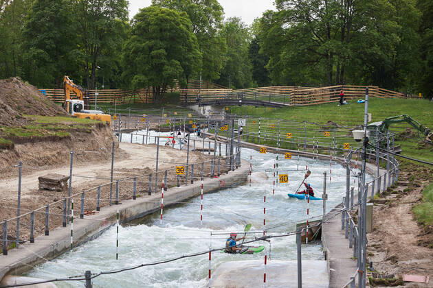 Construction site Eiskanal the area will be closed to passers-by for almost two years due to the reconstruction of the course for the canoe slalom WM 2022 For the time being the training of the canoeists continues