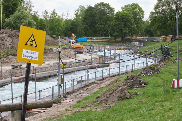 Construction site Eiskanal the area will be closed to passers-by for almost two years due to the reconstruction of the course for the canoe slalom WM 2022 For the time being the training of the canoeists continues