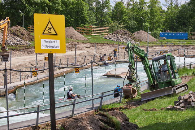 Construction site Eiskanal the area will be closed to passers-by for almost two years due to the reconstruction of the course for the canoe slalom WM 2022 For the time being the training of the canoeists continues