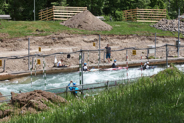 Construction site Eiskanal the area will be closed to passers-by for almost two years due to the reconstruction of the course for the canoe slalom WM 2022 For the time being the training of the canoeists continues