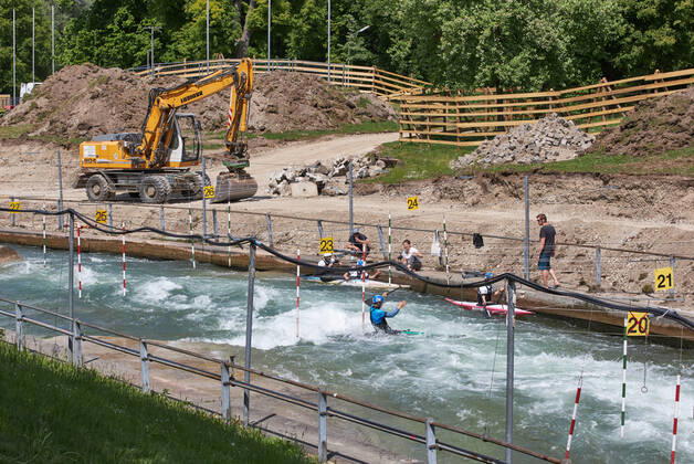 Construction site Eiskanal the area will be closed to passers-by for almost two years due to the reconstruction of the course for the canoe slalom WM 2022 For the time being the training of the canoeists continues