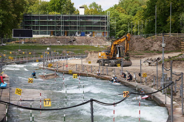 Construction site Eiskanal the area will be closed to passers-by for almost two years due to the reconstruction of the course for the canoe slalom WM 2022 For the time being the training of the canoeists continues