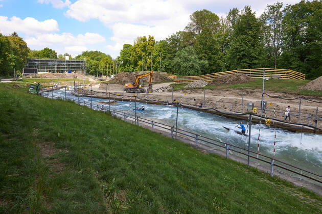 Construction site Eiskanal the area will be closed to passers-by for almost two years due to the reconstruction of the course for the canoe slalom WM 2022 For the time being the training of the canoeists continues