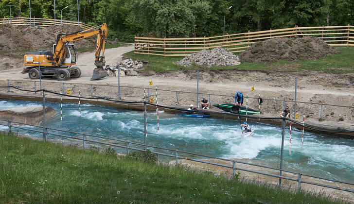 Construction site Eiskanal the area will be closed to passers-by for almost two years due to the reconstruction of the course for the canoe slalom WM 2022 For the time being the training of the canoeists continues