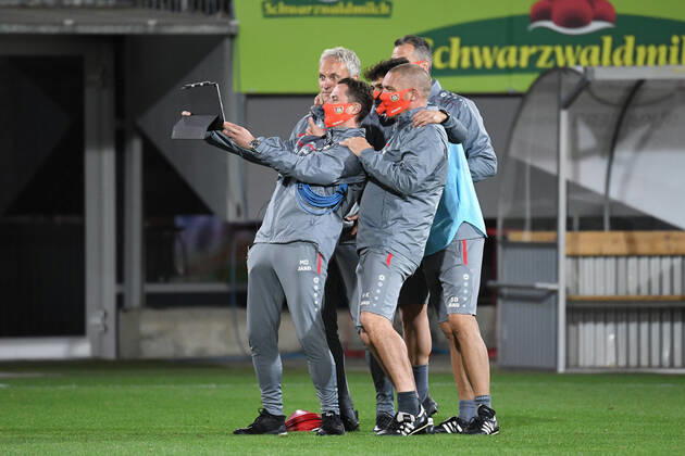 SC Freiburg Bayer 04 Leverkusen, 29 05 2020 Coaches of Bayer Leverkusen make a selfie after the win Sport Fussball 1 Bundesliga Season 19 20 29 Matchday SC Freiburg Bayer 04 Leverkusen, 29 05 2020 Photo Markus Gilliar GES POOL Only for journalistic purposes Only for editorial use According to the regulations of the DFL Deutsche Fußball Liga it is prohibited, to use or have used photographs taken in the stadium and or of the match in the form of sequence images and or video-like photo sequences DFL regulations prohibit any use of photographs as image sequences and or quasi video National and international news agencies out Freiburg BW Germany Poolfoto Markus Gilliar GES POOL ,EDITORIAL USE ONLY