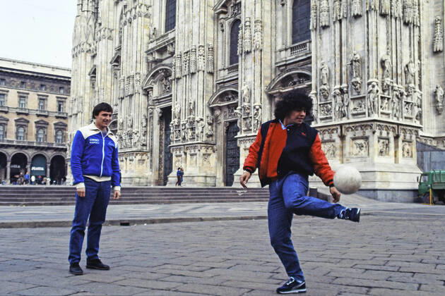DIEGO MARADONA, DANIEL BERTONI, Napoli, Serie A, Playing in Piazza del Duomo, Milano SERIE A 1984-85 NAPOLI