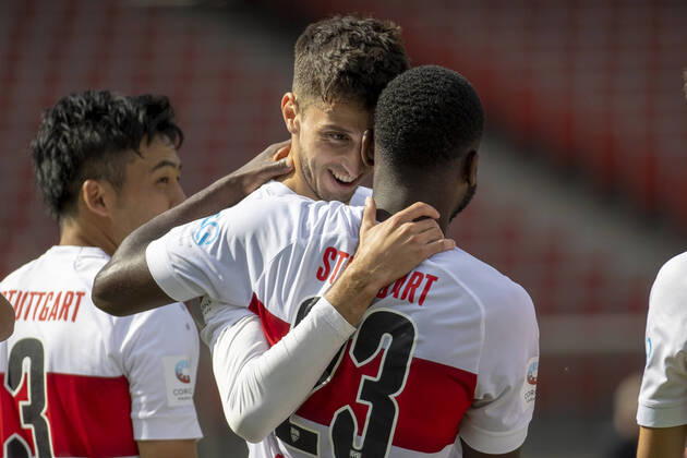 Germany, Nuremberg, Max Morlock Stadium, 21 06 2020, emspor, emonline, despor, deonline, 1 FC Nuremberg vs VfB Stuttgart, football, 2 Bundesliga Picture from left Goalscorer Atakan Karazor VFB Stuttgart Cheers after the goal for the 5 0, cheering, cheering, cheering, emotions DFL REGULATIONS PROHIBIT ANY USE OF PHOTOGRAPHS AS IMAGE SEQUENCES AND OR QUASI VIDEO Copyright: HMBxMedia xHeikoxBecker