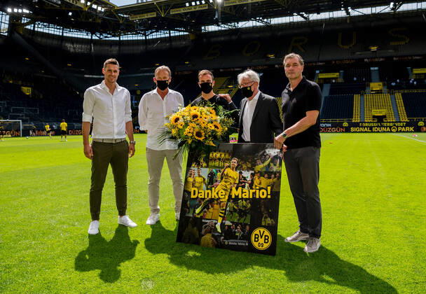 Sport Soccer 1 Bundesliga Season 2019 2020, 27 06 2020,34 Matchday, BVB, Borussia Dortmund TSG Hoffenheim Mario Goetze BVB mi , will be headed by Sebastian Kehl BVB, Head of the Licensed Players Department Chairman of the Board Hans Joachim Watzke BVB , President Dr Reinhard Rauball BVB , and Michael Zorc BVB Director of Sports, left to right, firo, Sport Football 1 Bundesliga Season 2019 2020, 27 06 2020,34 Matchday, BVB, Borussia Dortmund TSG Hoffenheim Photo Alexandre Simoes POOL firo Sportphoto Stadt Dortmund Signal Iduna Park Bundesland NRW Germany Poolfoto Ralf Ibing firo Sportphoto POOL EDITORIAL USE ONLY --- DFL regulations prohibit any use of photographs as image sequences and or quasi-video - only for editorial use ---
