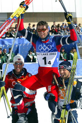 OLYMPIC LEGENDS: Thomas Alsgaard 020217 Winter Olympics 2002, Cross Country Skiing: Gold medalists Norway hisses finisher Thomas Alsgaard after relay 4x10 km at The Winter Olympic Games, Olympische Spiele, Olympia, OS on February 17, 2002 in Salt Lake City, USA. BILDBYRAN  Copyright: NIKLASxLARSSON BB020217NL041
