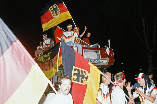 Germany Argentina Italy, Rome, 08 07 1990, Football, FIFA World Cup 1990 in Italy, Final, DFB Germany Argentina 1 0 Germany fans celebrate the World Cup victory on the streets of Rome