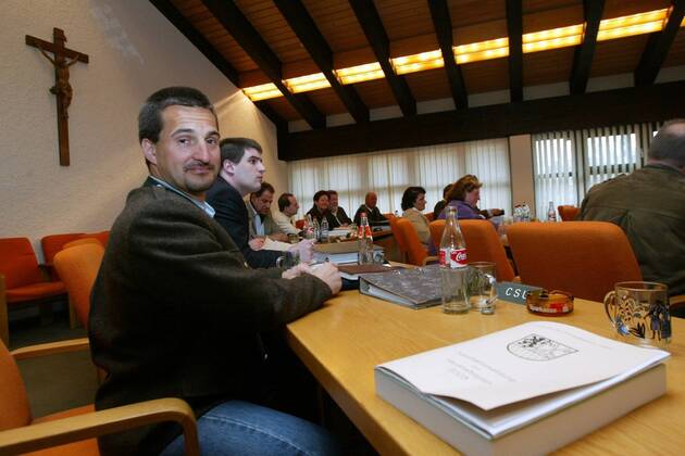 Luge World Champion Georg Hackl as politician in Bad Reichenhall District Office Bad Reichenhall 31 03 2003 District Council meeting in the District Office with luge icon Georg Hackl , TE310303Hackl02 JPG, Bad Reichenhall Bayern Germany , Copyright: xThomasxExlerx