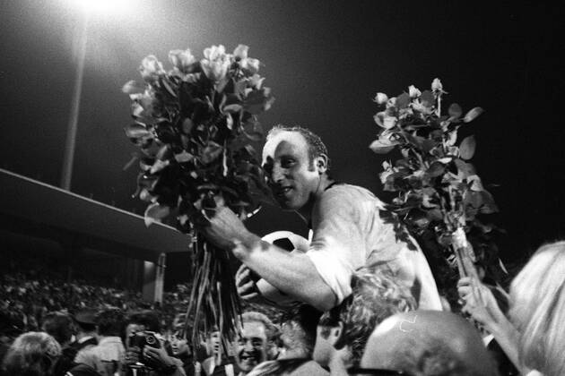 Uwe SEELER is bid farewell after his last international match with a bouquet of flowers, his team mates carry him on their shoulders, Fussball Laenderspiel Deutschland Ungarn 3 1 in Nuremberg on 09 09 1970, Â