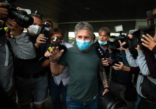 Lionel Messi s father and representative, Jorge Messi at his arrival to El Prat Airport in Barcelona, Catalonia, Spain on 02 September 2020. Jorge Messi will meet FC Barcelona, Barca s president Josep Maria Bartomeu to talk about the future of his son after the desition of Messi of leaving the team where he has been playing the last 14 seassons and where he grew up. Lionel Messi s father and representative, Jorge Messi arrives to Barcelona !ACHTUNG: NUR REDAKTIONELLE NUTZUNG!  Copyright: xEnricxFontcubertax GRAFCAT1009 20200902-637346318495824016