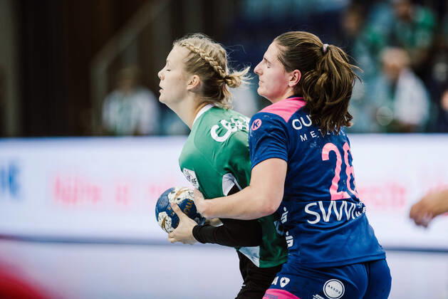 VfL Oldenburg vs Tussies TuS Metzingen Svenja Hübner Tussies Metzingen, 26 in duel with Kathrin Pichlmeier VfL Oldenburg, 10 VfL Oldenburg vs Tussies TuS Metzingen Copyright: xHelmerichs xEibner-Pressefotox EP_ths