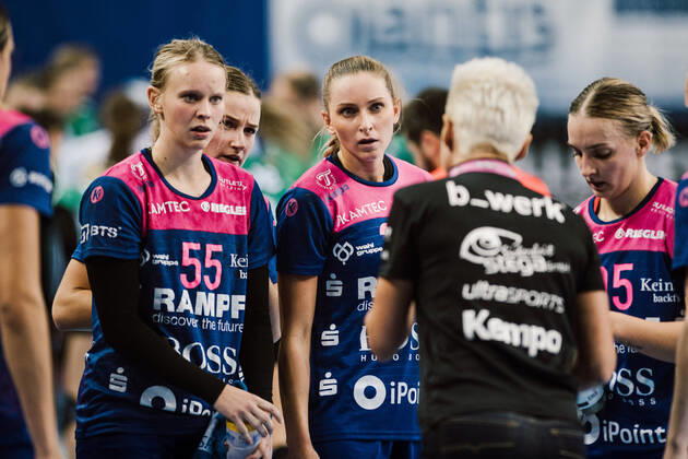 VfL Oldenburg vs Tussies TuS Metzingen Discussion with Edina Rott Tussies Metzingen, coach VfL Oldenburg vs Tussies TuS Metzingen Copyright: xHelmerichs xEibner-Pressefotox EP_ths