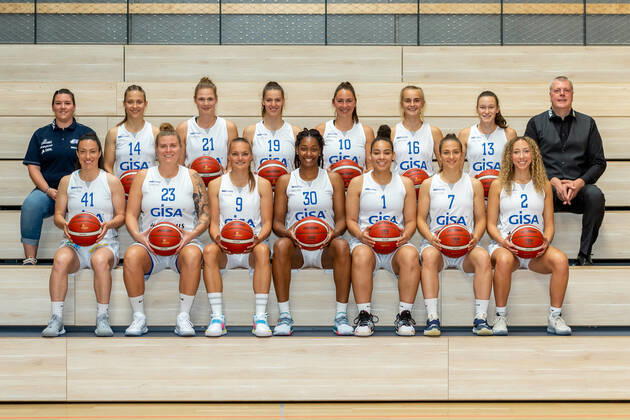Team photo GISA Lions SV Halle o R v l Sandra Rosanke Co Trainer, GISA Lions SV Halle , Janina Schinkel 14, GISA Lions SV Halle , Karolina Stawinska 21, GISA Lions SV Halle , Meret Kleine Beeck 19, GISA Lions SV Halle , Barbora Kasparkova 10, GISA Lions SV Halle , Lilly Oswald 16, GISA Lions SV Halle , Charlotte Kreuter 13, GISA Lions SV Halle , Peter Kortmann Head Coach, GISA Lions SV Halle and R v l Eilidh Simpson 41, GISA Lions SV Halle , Klaudia Grudzien 23, GISA Lions SV Halle , Inken Henningsen 09, GISA Lions SV Halle , Naheria Hamilton xx, GISA Lions SV Halle , Candice White 01, GISA Lions SV Halle , Laura Schinkel 07, GISA Lions SV Halle , Darien Huff 02, GISA Lions SV Halle GISA Lions SV Halle Team photos Basketball 1 Bundesliga ERDGAS Sportarena Halle Saale 15 09 2020 Photo Holger John Sachsen Anhalt Germany