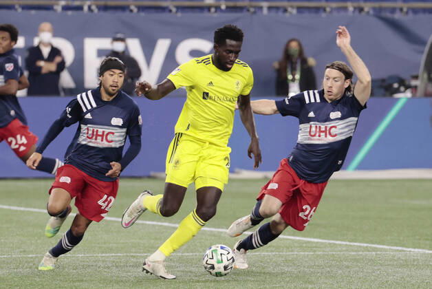 FOXBOROUGH, MA - OCTOBER 03: Nashville SC midfielder Derrick Jones (21) plays the ball between New England Revolution midfielder Lee Nguyen (42) and New England Revolution midfielder Tommy McNamara (26) during a match between the New England Revolution and Nashville SC on October 3, 2020, at Gillette Stadium in Foxborough, Massachusetts. (Photo by Fred Kfoury III Icon Sportswire) SOCCER: OCT 03 MLS, Fussball Herren, USA - Nashville SC at New England Revolution Icon482201003002