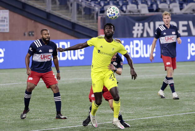 FOXBOROUGH, MA - OCTOBER 03: Nashville SC midfielder Derrick Jones (21) looks to control the ball in the clutches of New England Revolution midfielder Scott Caldwell (6) during a match between the New England Revolution and Nashville SC on October 3, 2020, at Gillette Stadium in Foxborough, Massachusetts. (Photo by Fred Kfoury III Icon Sportswire) SOCCER: OCT 03 MLS, Fussball Herren, USA - Nashville SC at New England Revolution Icon482201003003